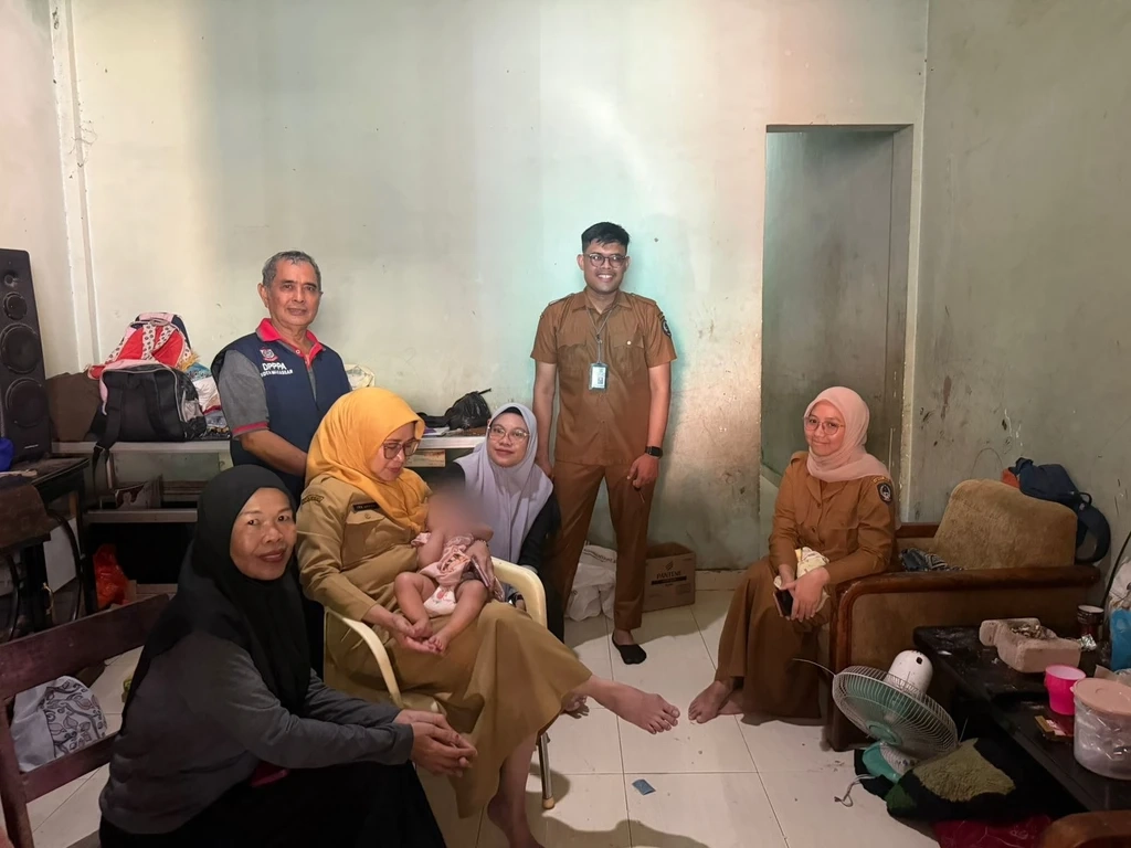 Kadis DPPPA Makassat, Ita Isdiana Anwar saat mengunjungi bayi yang viral ditinggalkan sendirian. Foto: DPPPA Makassar