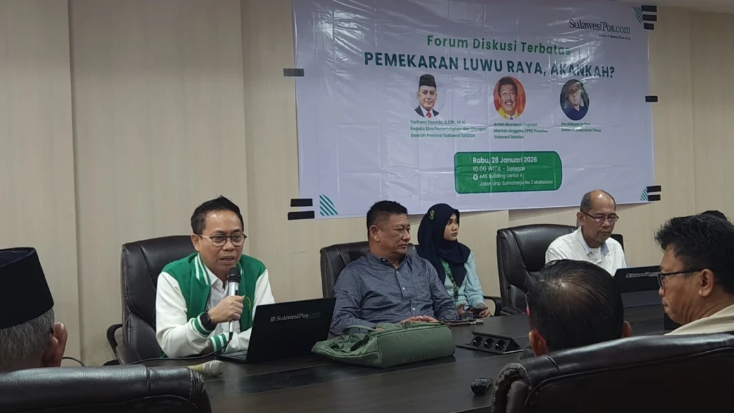 Direktur Utama SulawesiPos.com, Sukriansyah S. Latief dalam pengantarnya di Forum Diskusi Terbatas: Pemekaran Luwu Raya, Akankah?