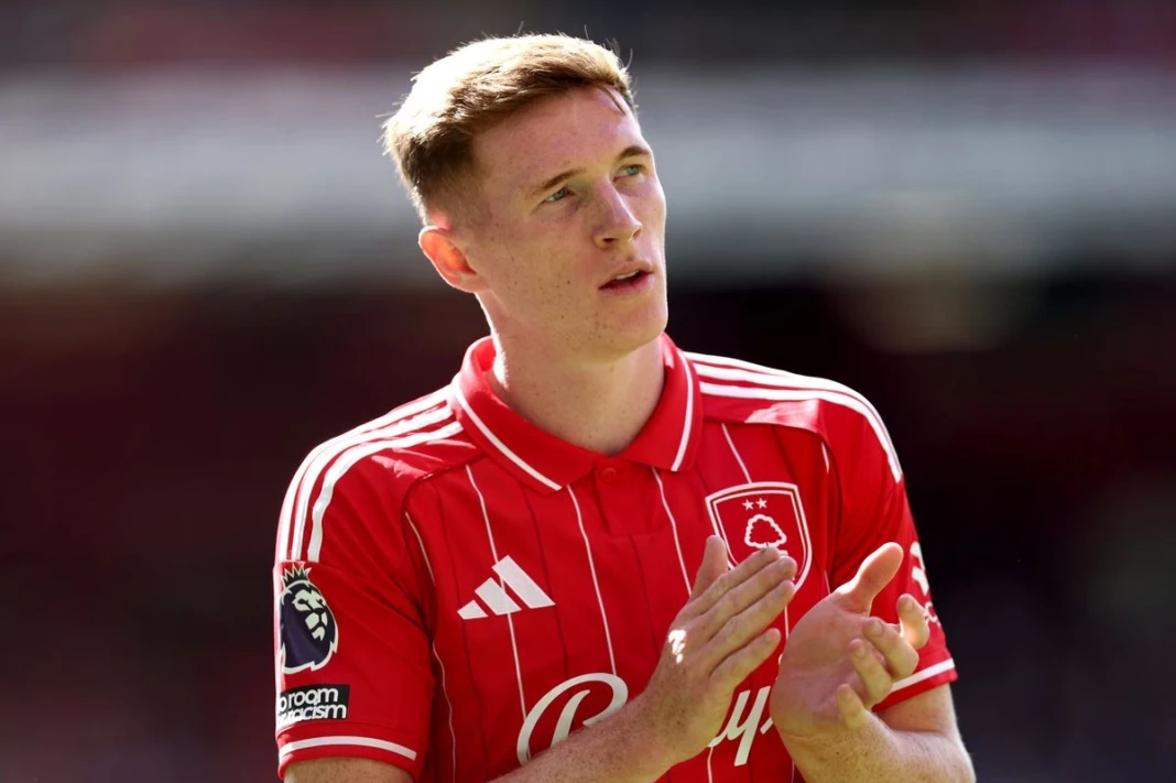 Gelandang muda Nottingham Forest, Elliot Anderson yang rumornya menolak beegabung ke Manchester United.