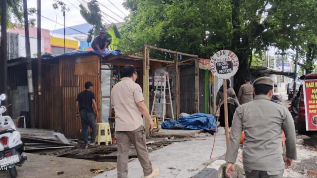 19 lapak PKL yang berdiri di atas trotoar dan saluran drainase di sepanjang Jalan Sultan Alauddin, Kecamatan Rappocini, Kota Makassar.