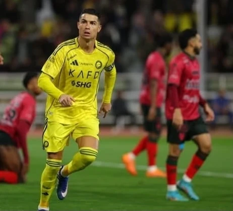 Pemain Al-Nassr, Cristiano Ronaldo merayakan gol yang dicetak lawan Al-Kholood di Saudi Pro League.