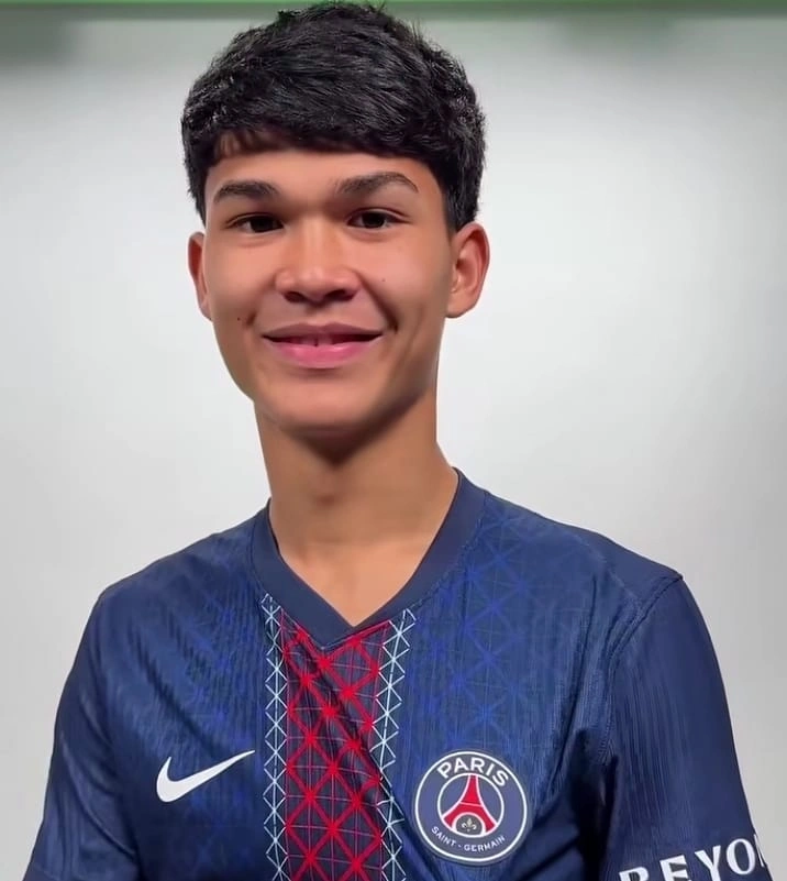 Paris Saint-Germain secara resmi mengumumkan perekrutan Dro Fernandez.