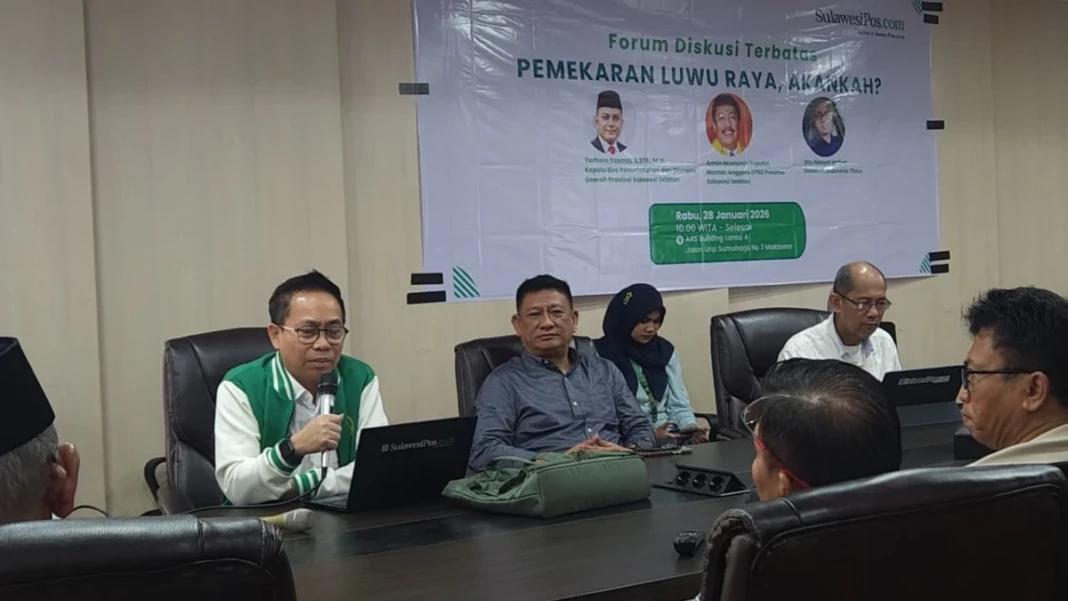 Direktur Utama SulawesiPos.com, Sukriansyah S. Latief dalam pengantarnya di Forum Diskusi Terbatas: Pemekaran Luwu Raya, Akankah?