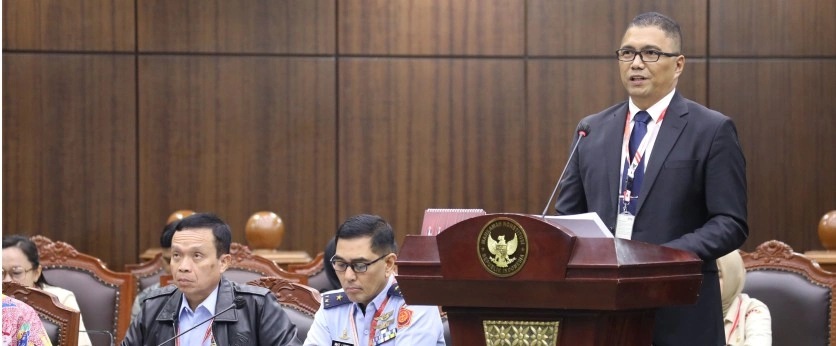 Ahli yang dihadirkan DPR, Fritz Edwar Siregar dalam ruang sidang pleno