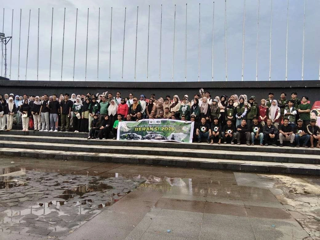 Aksi bersih-bersih di Pantai Losari awali 2026