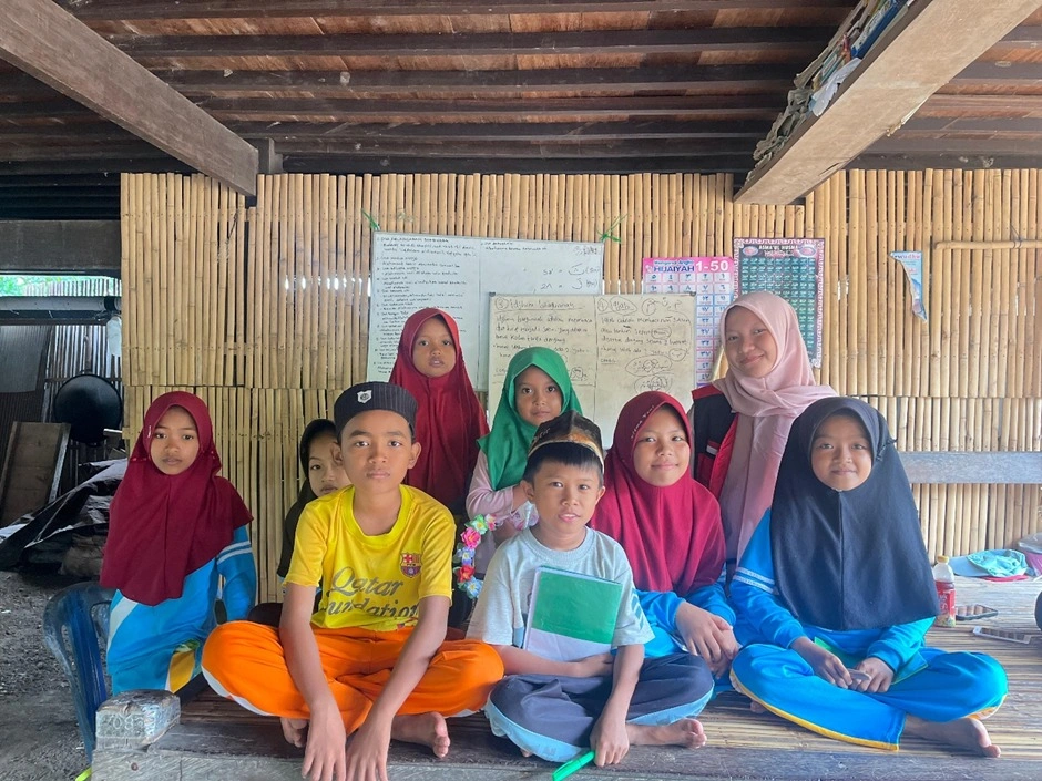 Anak-anak Desa Buae, Kecamatan Watang Pulu, Kabupaten Sidenreng Rappang, mengikuti pendampingan mengaji dan ilmu tajwid yang dilaksanakan mahasiswa KKN Universitas Hasanuddin sebagai upaya memperkuat kefasihan makhraj huruf dan ketepatan bacaan Al-Qur’an sejak usia dini.