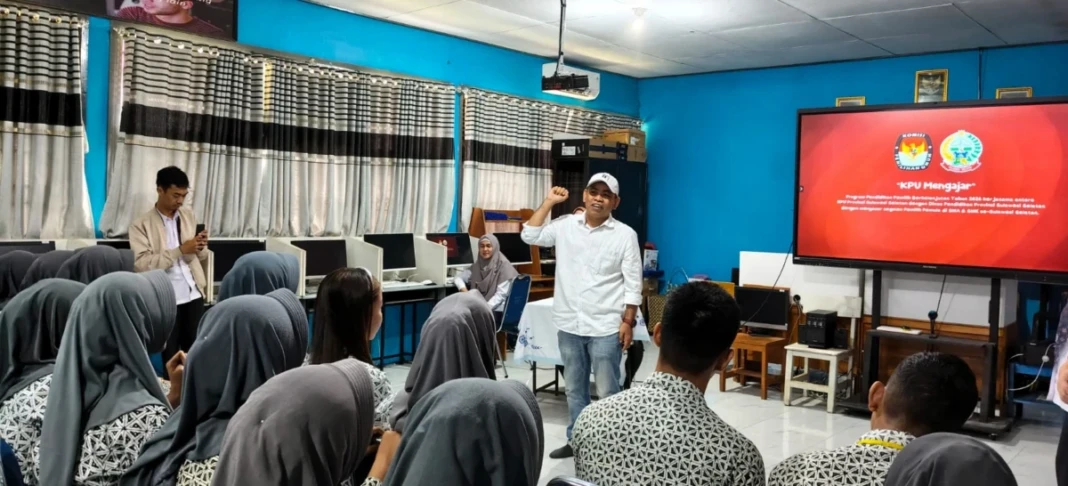 Anggota KPU Bone, Abd Asis memberikan pendidikan pemilih kepada siswa SMAN 13 Bone, terkait pentingnya menyalurkan hak pilih di setiap penyelenggaraan pemilu