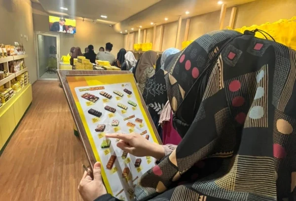 Antrean panjang warga Bone di Browcyl untuk mendapat promo menarik