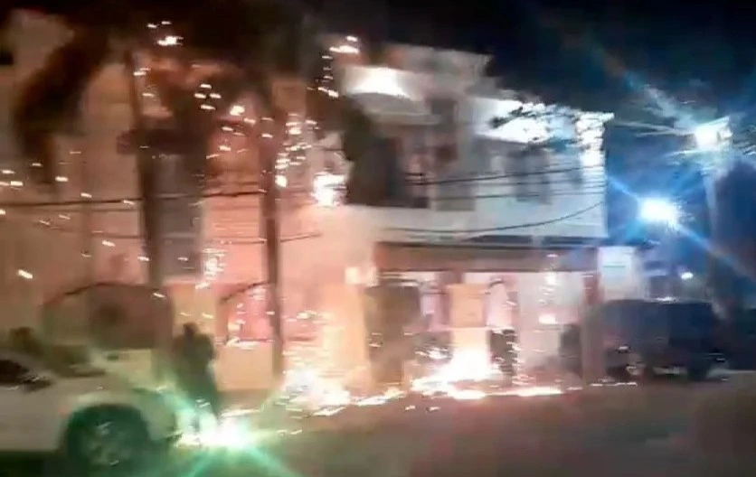 Atap rumah di Tallo, Makassar terbakar akibat petasan pada Kamis (1/1/2026) dini hari.