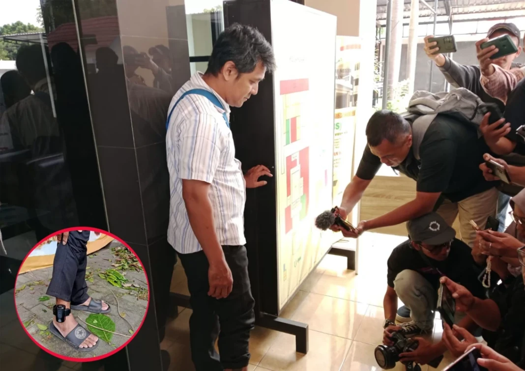 Awak media fokus memotret tersangka Hogi Minaya yang kenakan Gelang GPS di kakinya. (Delima Purnamasari:radar Jogja)