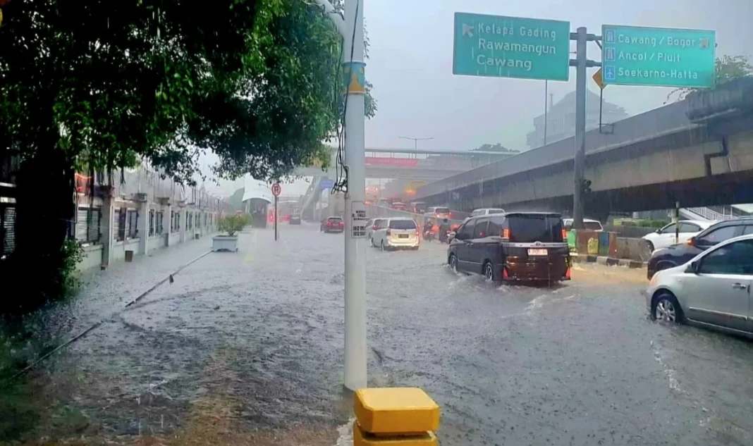 Banjir di jalan tol ke arah bandara