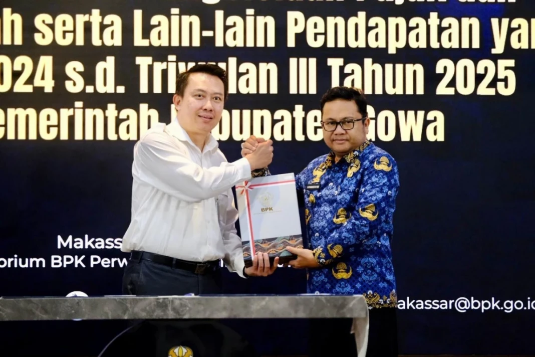 BPK Sulsel menyerahkan LPH kepada Pemerintah Kabupaten Gowa.