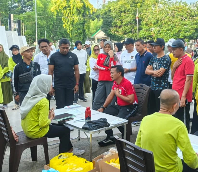 Bupati Bone Andi Asman Sulaiman mengikuti langsung layanan konsultasi gizi yang disediakan para ahli gizi di CFD, Minggu (25:1:2026).