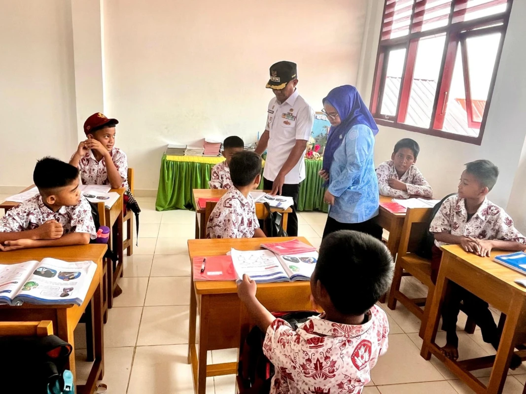 Bupati Bone Andi Asman Sulaiman mengunjungi SD Inpres 3:77 Panyula, Rabu (28:1:2026)
