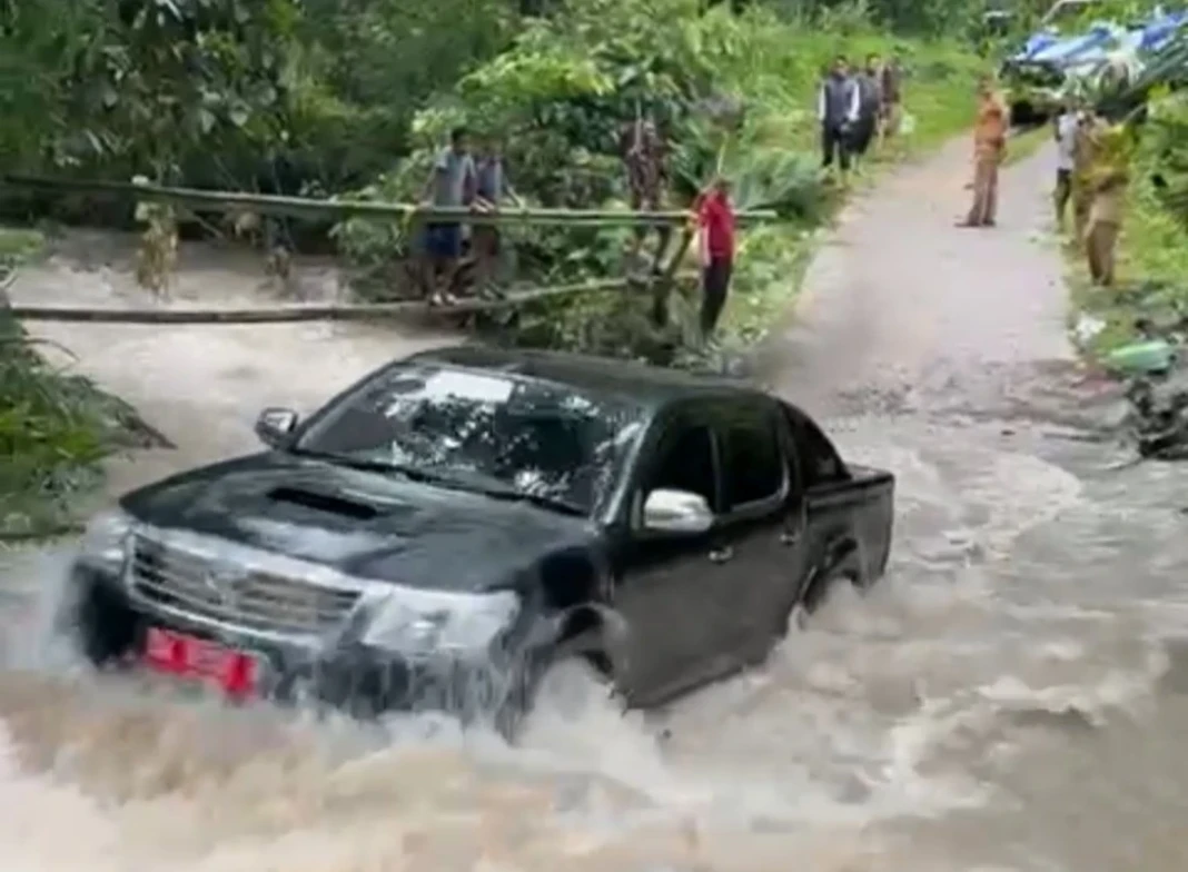 Bupati Bone Andi Asman Sulaiman nekat menerobos luapan sungai menuju Desa Pattuku