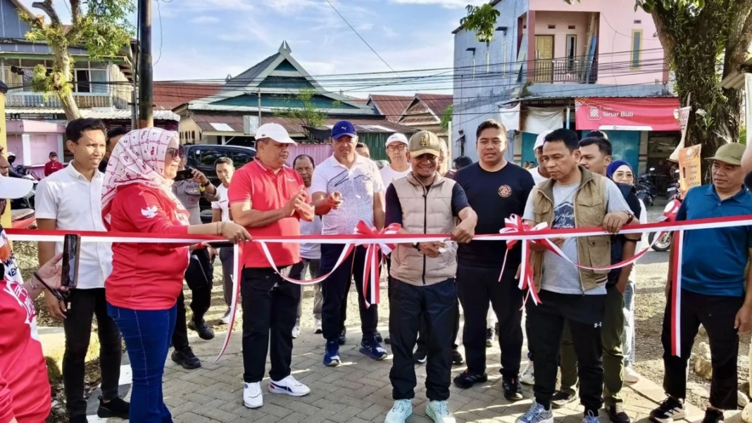 Bupati Bone, H Andi Asman Sulaiman SSos MM meresmikan pembangunan jalan lingkungan di Jalan HOS Cokroaminoto, Sabtu 10 Januari 2026. Peresmian ditandai dengan pengguntingan pita oleh bupati