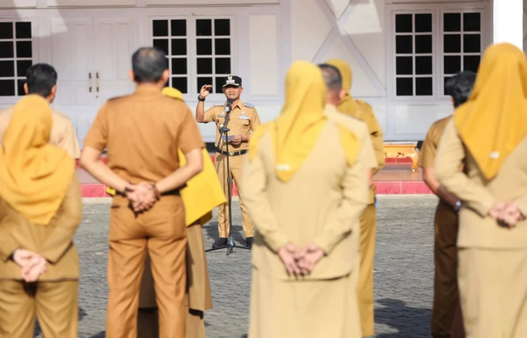 Bupati Bone memimpin apel pagi bersama para camat dan lurah wilayah kota bertempat di Halaman Rumah Jabatan Bupati Bone, Senin (26:1:2026).