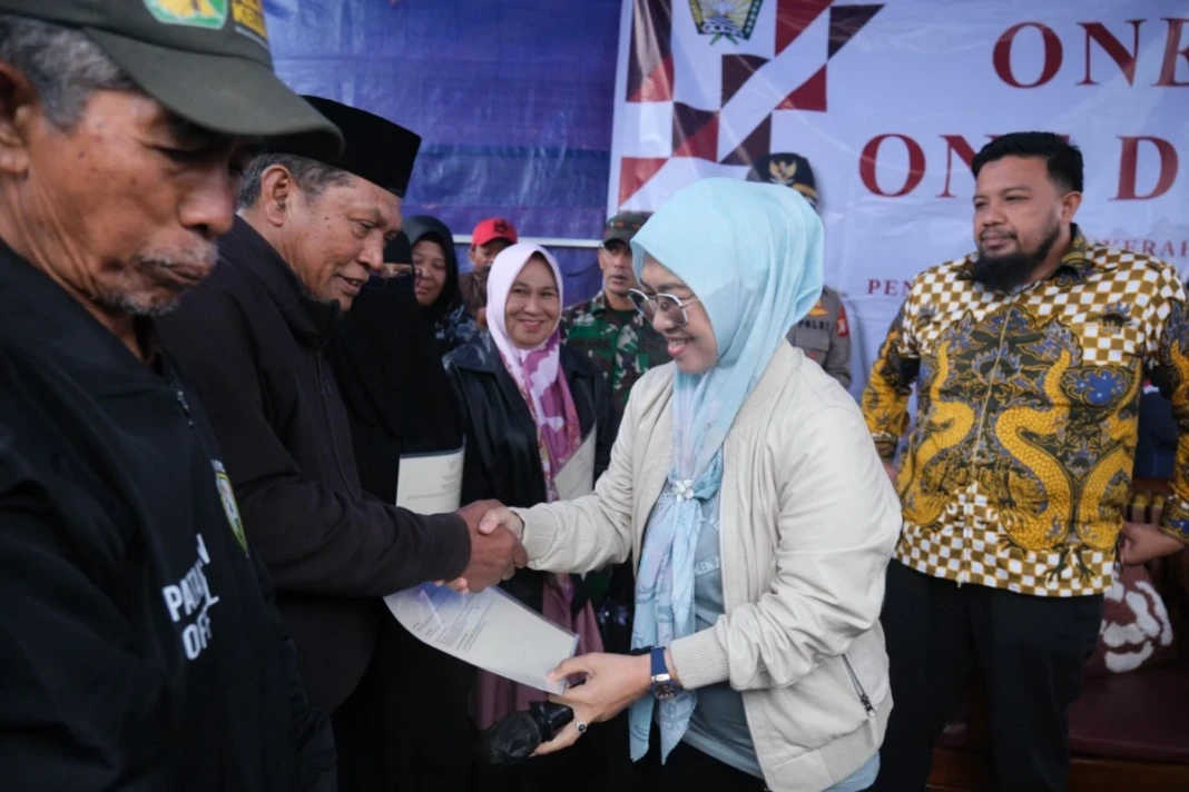 Bupati Gowa bagikan sertifikat tanah kepada warga, Jumat (16:1:2026)