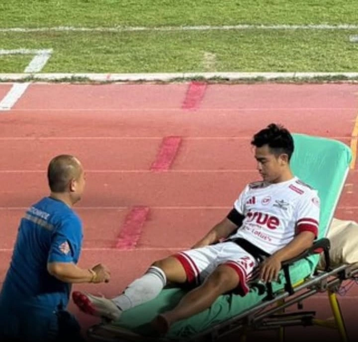 Pemain Bangkok united dan Timnas Indonesia, Pratama Arhan tampak ditandu keluar lapangan menuju area perawatan.