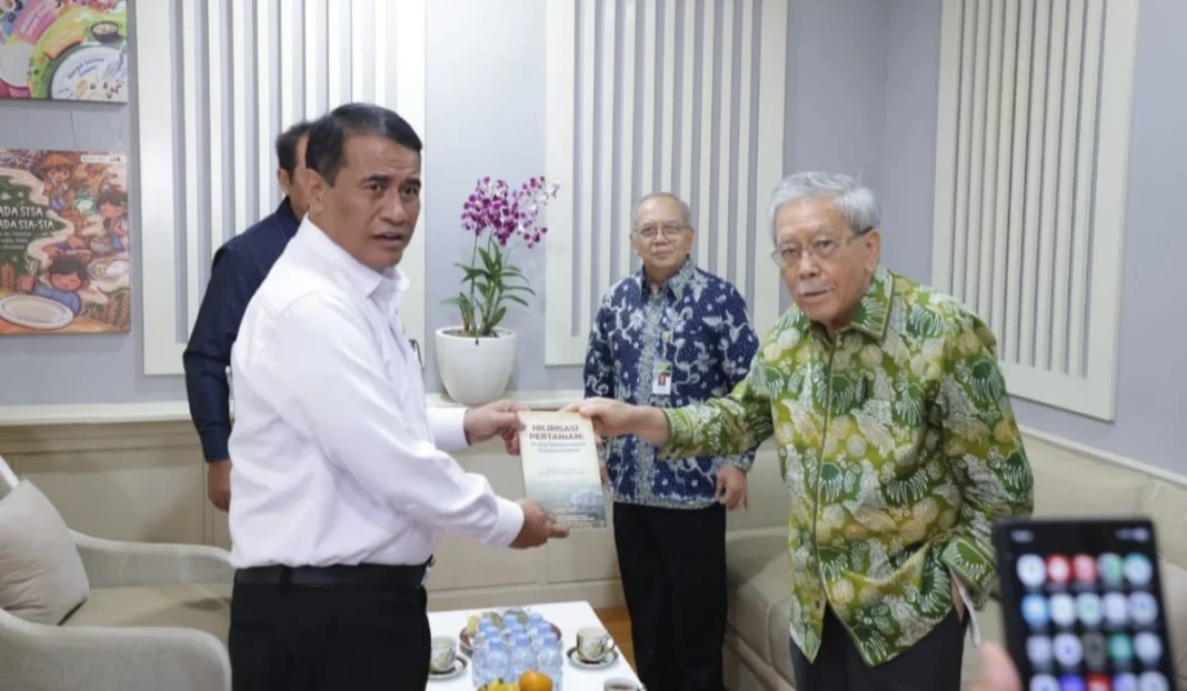 Menteri Pertanian RI periode 2000–2004, Prof. Bungaran Saragih bersama Menteri Pertanian RI, Andi Amran Sulaiman di Kantor Badan Pangan Nasional, Jakarta, Jumat (30/1/2026).
