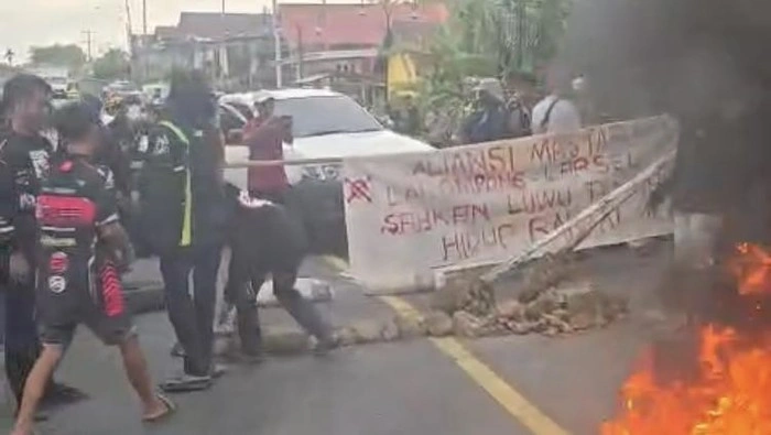 Demo massa mengecor Jalan Trans Sulawesi di perbatasan Luwu-Wajo.