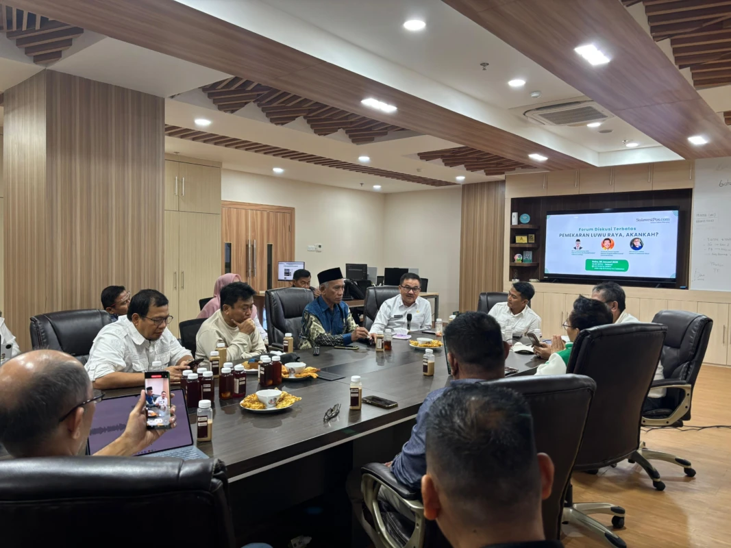 Diskusi publik mengenai pemekaran Luwu Raya di Ruang Redaksi SulawesiPos.com, Rabu (28:1:2026) (Dok. Ayi:SulawesiPos.com)