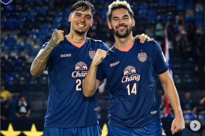 Dua pemain timnas Indonesia, Sandy Walsh (kanan) dan Shayne Pattynama, saat memperkuat klub Thailand Buriram United.