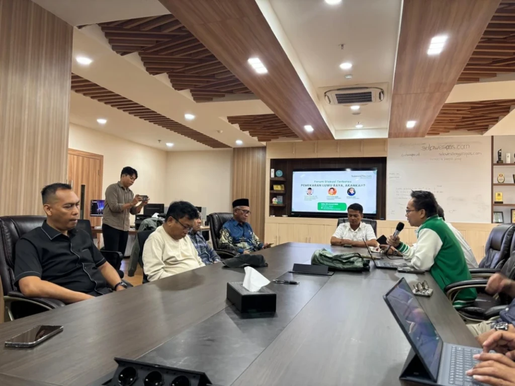 Direktur Utama SulawesiPos.com, Sukriansyah S. Latief dalam pengantarnya di Forum Diskusi Terbatas: Pemekaran Luwu Raya, Akankah?