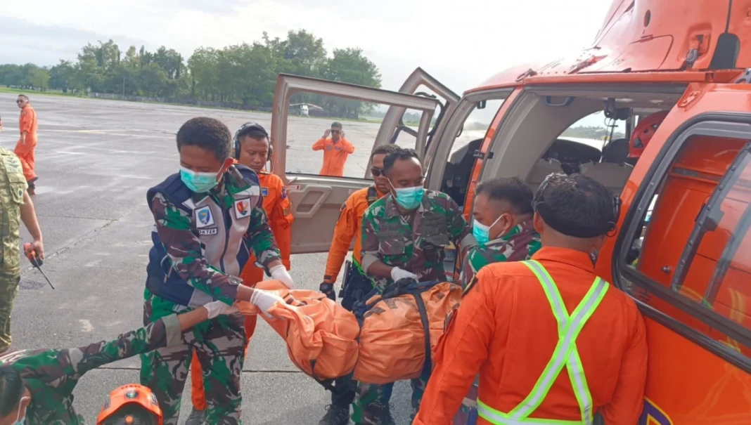 Evakuasi korban pesawat ATR menggukan helikopter Basarnas