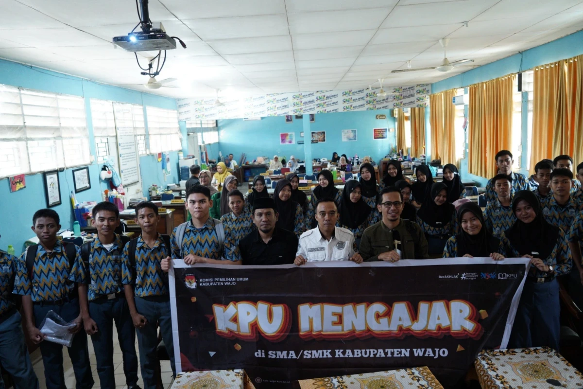 Foto bersama KPU Wajo dengan siswa SMKN 1 Sengkang