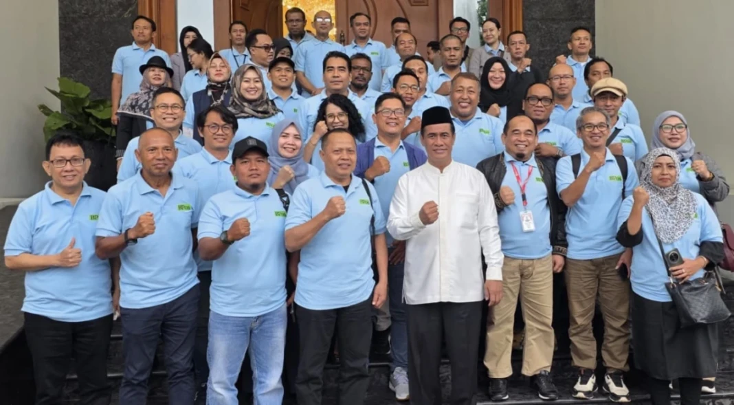 Foto bersama Mentan Amran setelah Dalam dialog bersama pimpinan Jawa Pos Group di kediamannya di Kalibata, Jakarta, Minggu (11:1:2026)