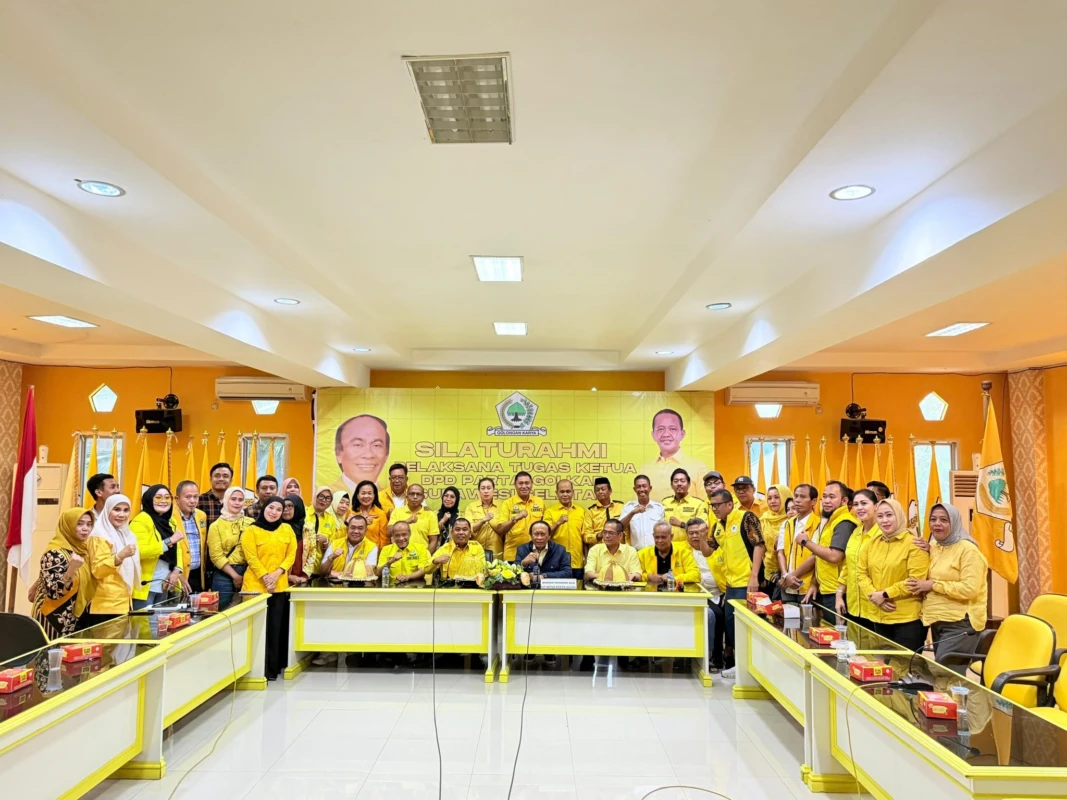 Foto bersama Pengurus Plt DPD I Golkar Sulsel