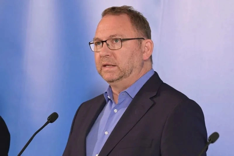 Frank Werneke, Ketua Serikat Pekerja Verdi, menyampaikan pernyataan resmi usai berakhirnya perundingan bersama sektor publik, di tengah rencana aksi mogok nasional pegawai negeri di seluruh Jerman mulai pekan depan sebagai upaya serikat pekerja meningkatkan tekanan dalam sengketa upah yang masih berlangsung. (Kredit: Michael Bahlo/dpa).