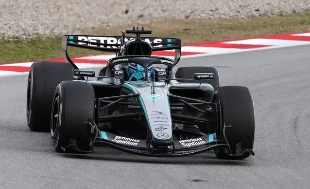 Pembalap F1 dari team Mercedes, George Russell pada penutup Shakedown di sirkut Barcelona.