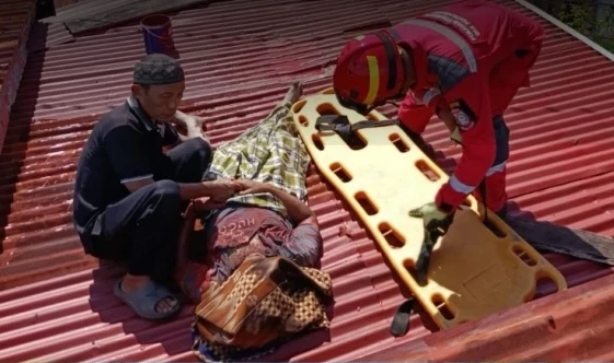 Proses evakuasi pria di Makassar yang tewas tersengat listrik saat mengecat atap di sebuah indekos, Jumat (30/1/2026) siang.
