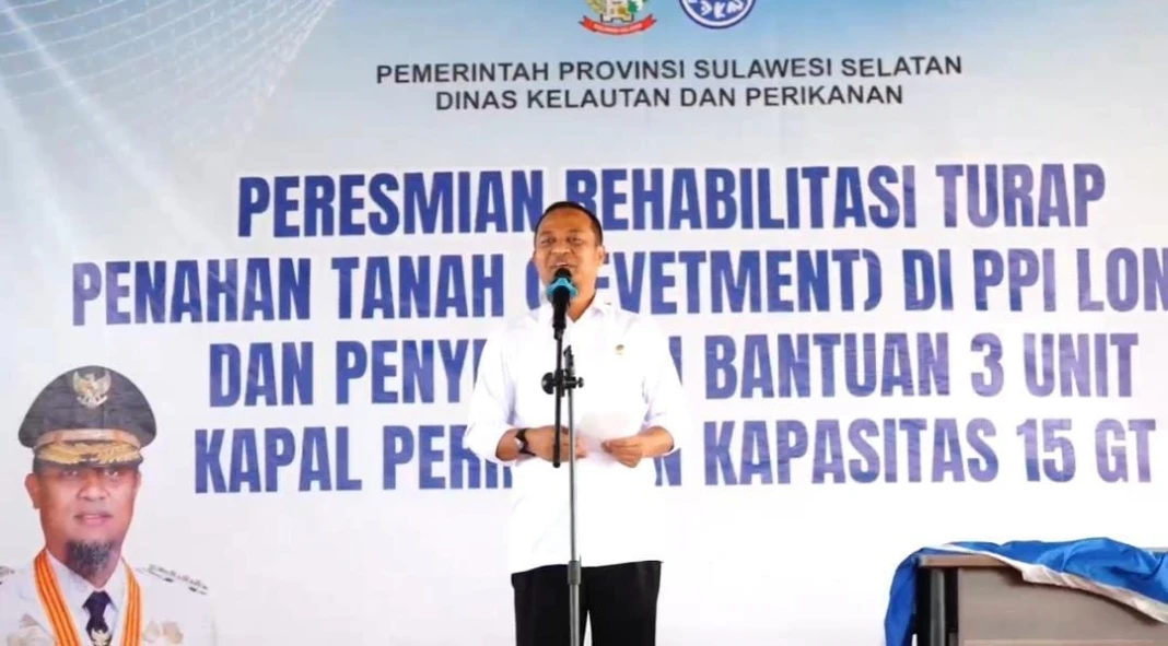 Gubernur Sulsel menyerahkan dua unit kapal penangkap ikan berkapasitas 15 Gross Tonnage (GT) kepada nelayan di Pangkalan Pendaratan Ikan (PPI) Lonra Bone, Jumat (16:1:2026)