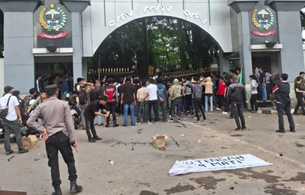 Demo Pemekaran Luwu Tengah di depan Kantor Gubernur, Jalan Urip Sumohardjo, Makassar pada Senin (12/1/2026) sore.