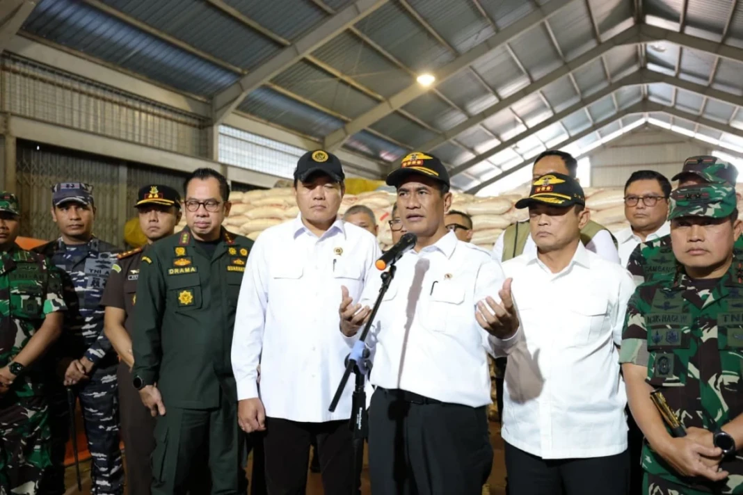 Mentan Amran saat konferensi pers di Karimun.