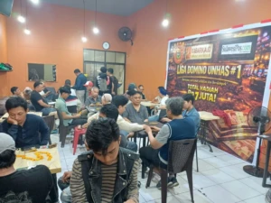 Peserta kompetisi domino IKA Unhas.