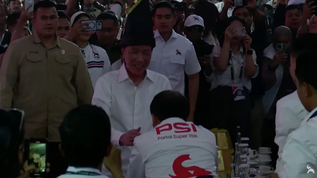 Jokowi usai memberikan arahan langsung dalam Rapat Kerja Nasional (Rakernas) PSI di Hotel Calro, Makassar, Sabtu.