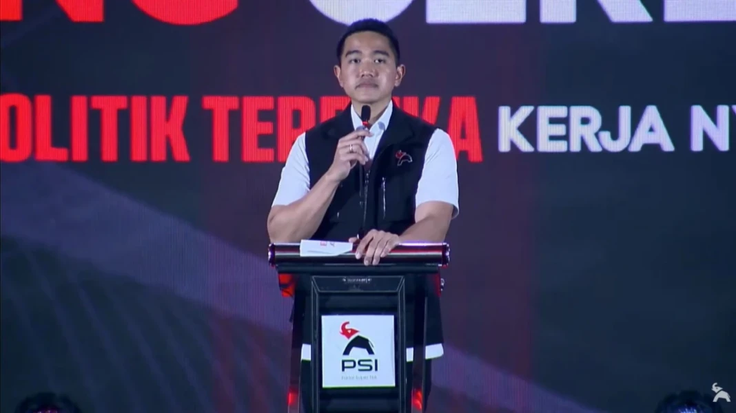 Kaesang memberikan pidato penutupan Rapat Kerja Nasional PSI di Hotel Claro, Makassar, Sabtu 
