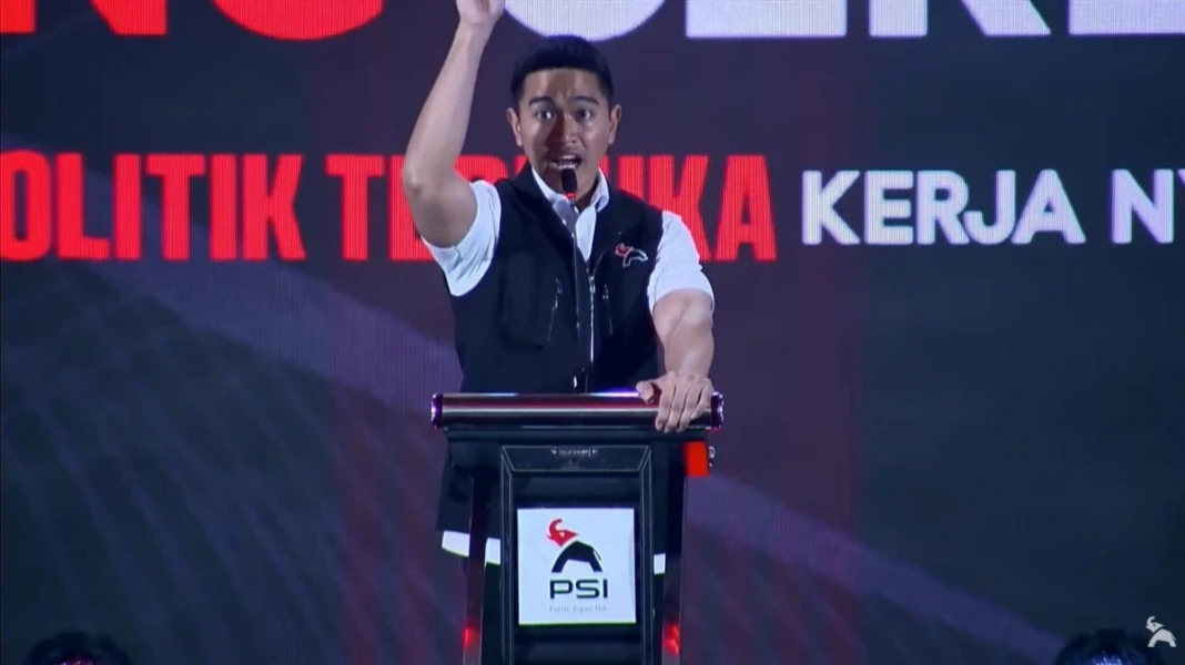 Kaesang Pangarep sebagai Ketua Umum PSI dalam saat menutup Rapat Kerja Nasional (Rakernas) perdana PSI di Hotel Claro, Makassar, Sabtu 