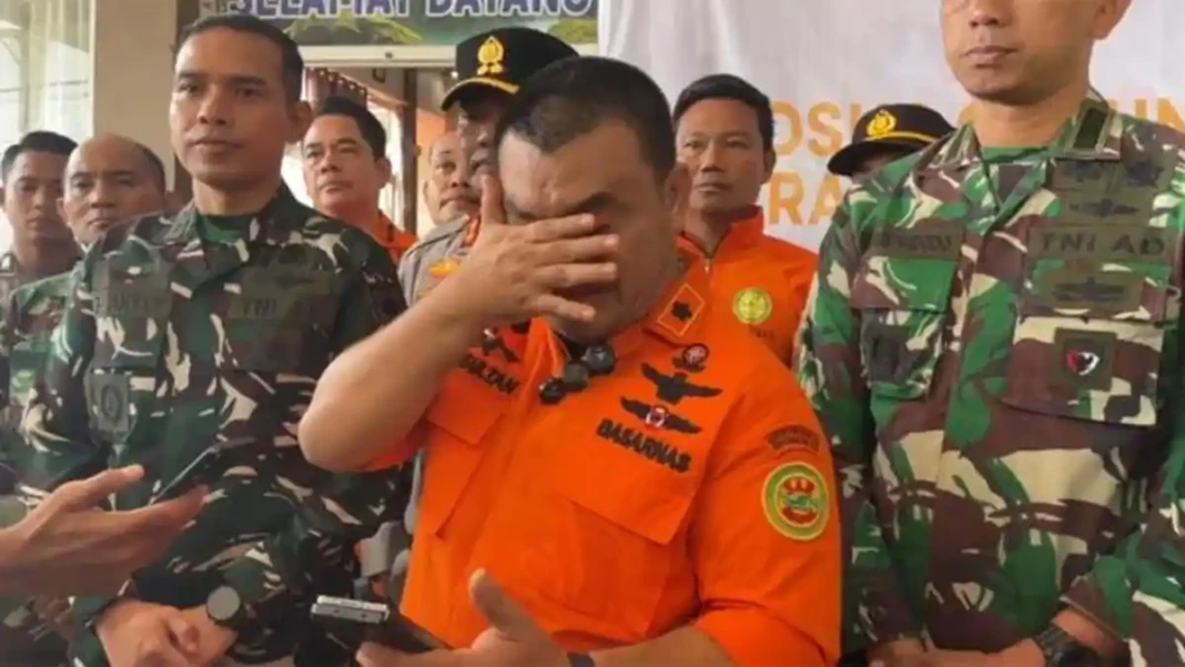 Kepala Basarnas Makassar menangis haru saat melaporkan kepada wartawan bahwa korban ke-10 pesawat ATR 42-500 telah ditemukan Jumat (23:1:2026).jpg