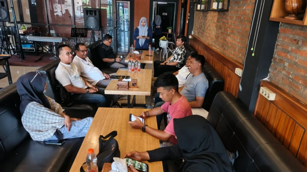 Kepala Cabang Kalla Toyota Bone, diskusi ringan bersama awak media di Kabupaten Bone