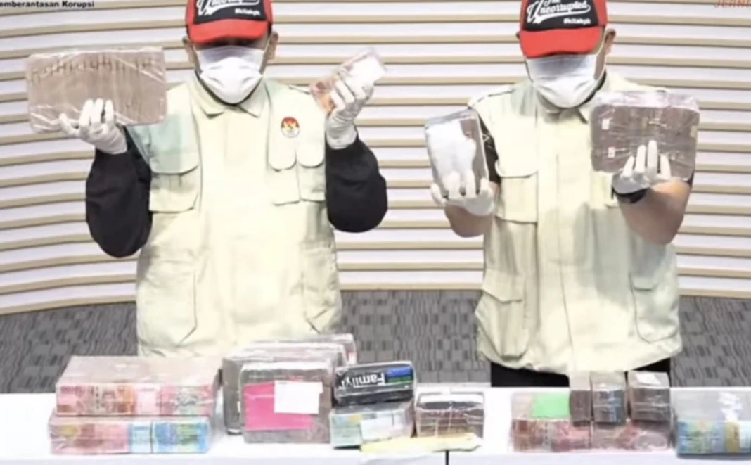 KPK menunjukkan barang bukti uang tunai kasus korupsi Bupati Pati, Selasa 