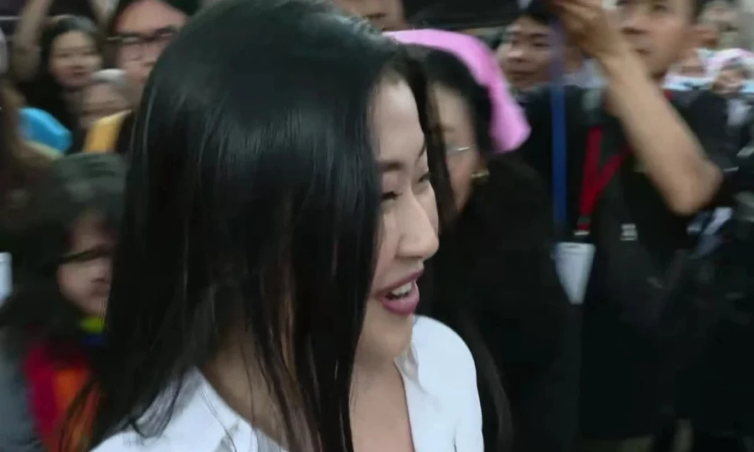 Laras Faizati Sebelum Memasuki Ruang Sidang