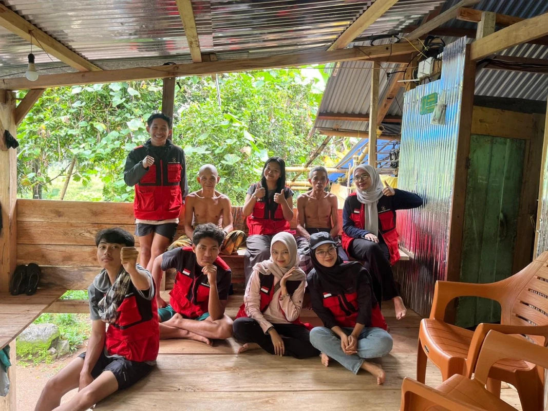 Mahasiswa KKN-T Universitas Hasanuddin bersama warga Maros, berkolaborasi mendokumentasikan pengetahuan lokal keselamatan panen gula aren sebagai upaya memperkuat perlindungan kerja petani