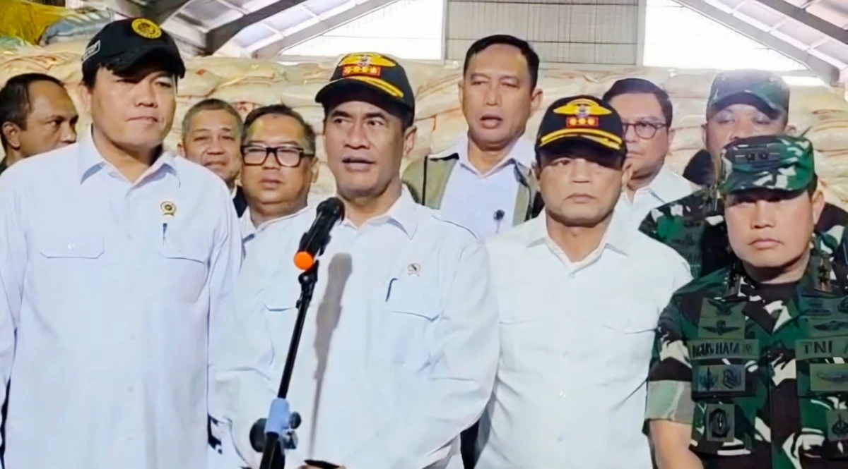 Mentan Amran Bongkar Beras Ilegal 1.000 Ton