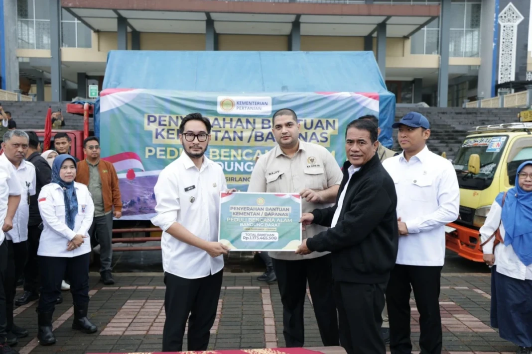 Mentan Amran Sulaiman menyerahkan bantuan bencana longsor di Kecamatan Cisarua, Kabupaten Bandung Barat, Rabu