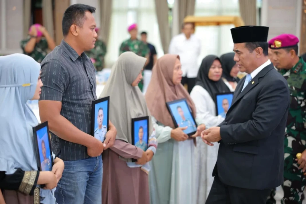 Mentan Andi Amran Sulaiman menyerahkan santunan kepada keluarga korban yang berlangsung di Markas Besar Korps Marinir (Mabes Marinir), Cilandak, Jakarta Selatan, Rabu